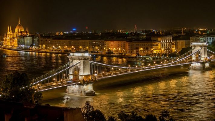 Светлините на Будапеща, със самолет и обслужване на български език - отпътуване от Бургас!